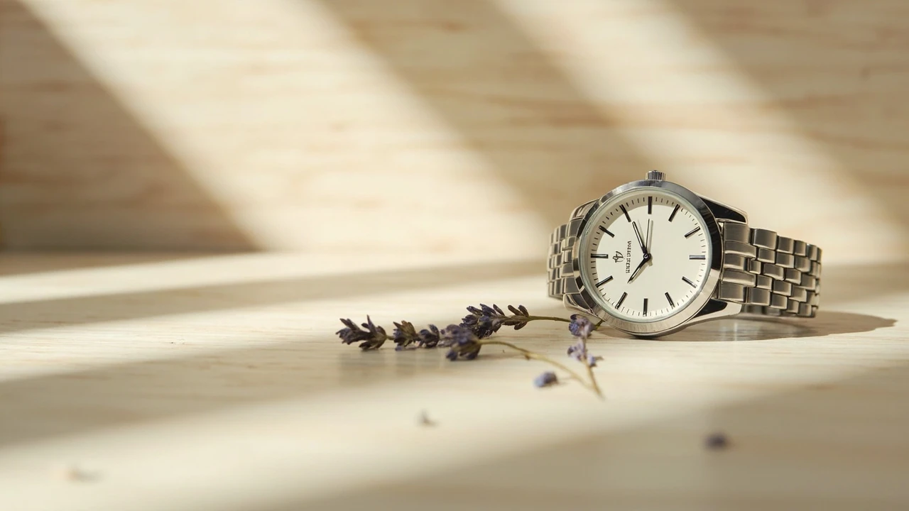 Analoge Uhr mit der Zeitanzeige 14:14 vor ruhigem Hintergrund